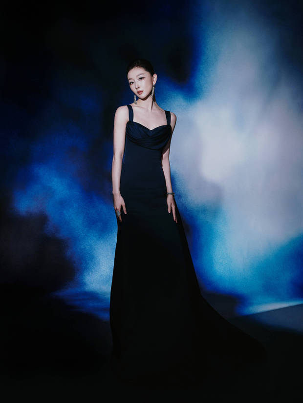 周冬雨腰肢纤细。