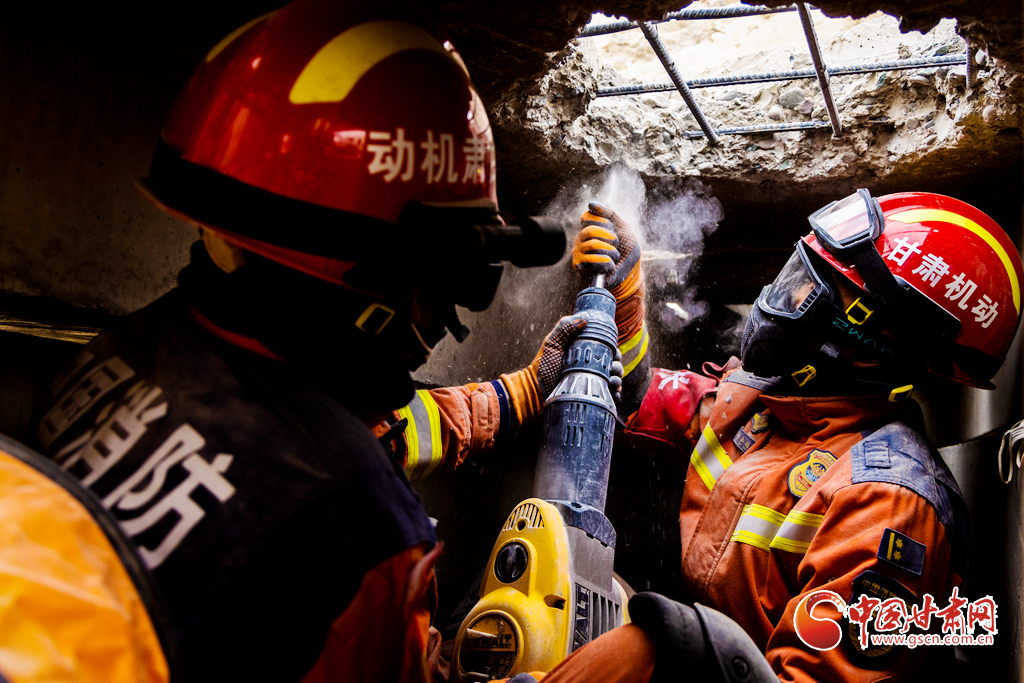 消防救援人员在狭小空间内向上破拆