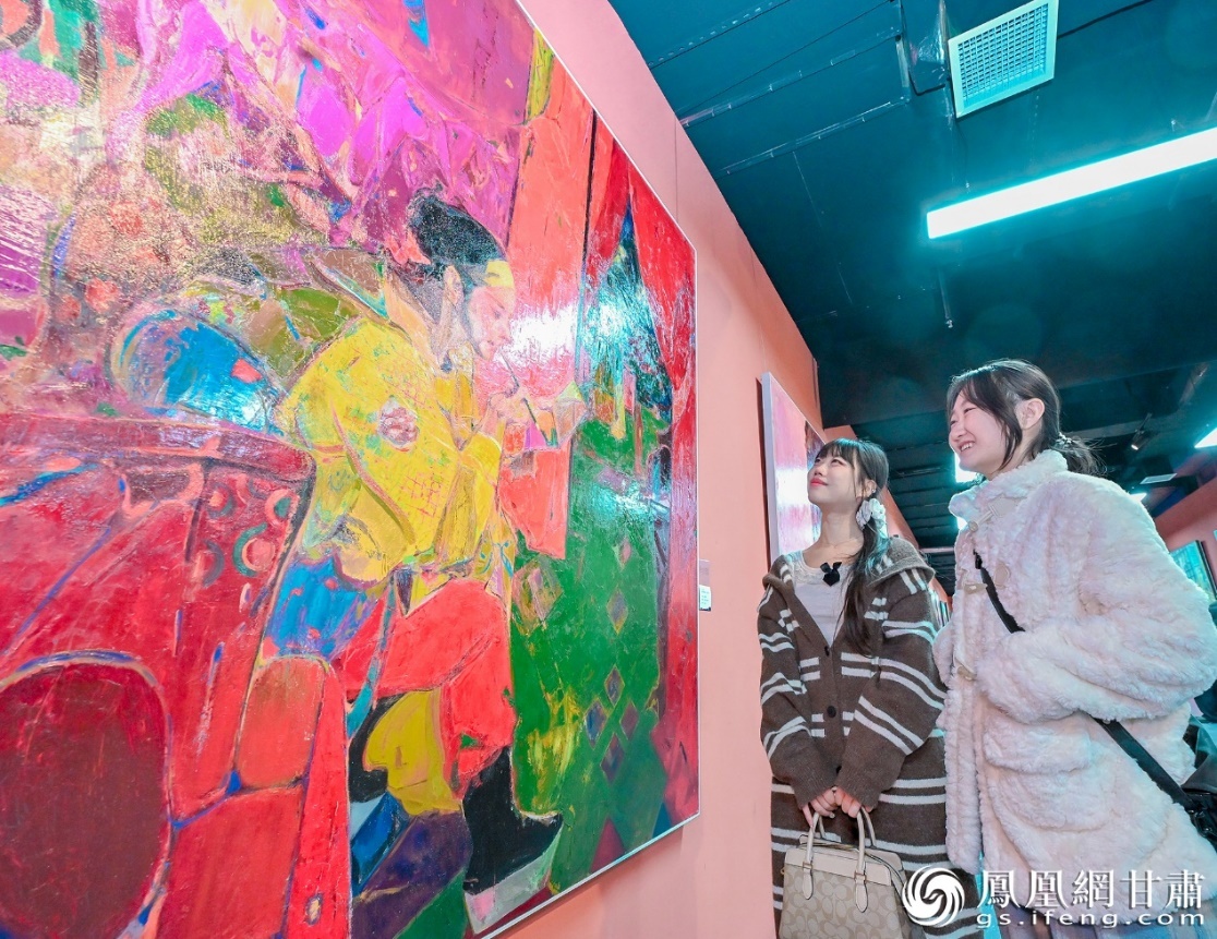 展览吸引油画爱好者参观学习