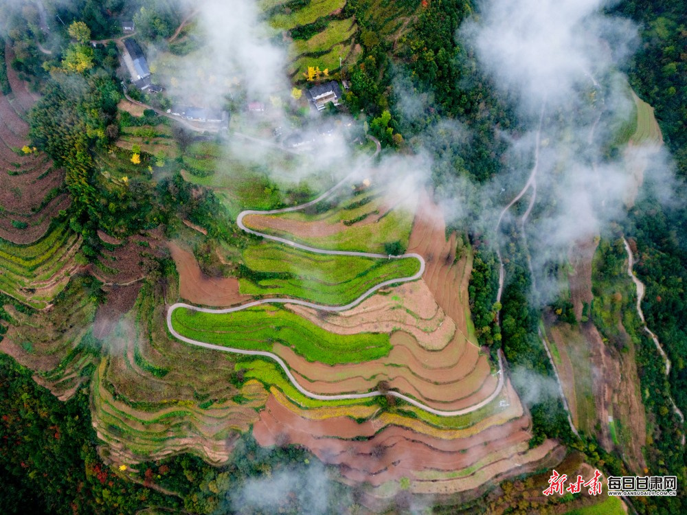 徽县虞关乡高山梯田风光 陕西省宝鸡市摄影家协会副主席 童军 摄