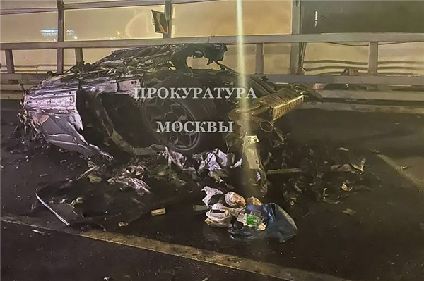 俄罗斯一富豪驾驶兰博基尼Urus失控翻车身亡:现金散落一地