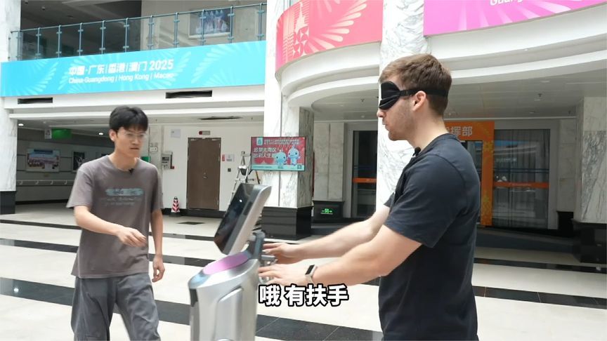 机器人版导盲犬小Q走入全运会，外国小哥蒙眼测试能不能带对路