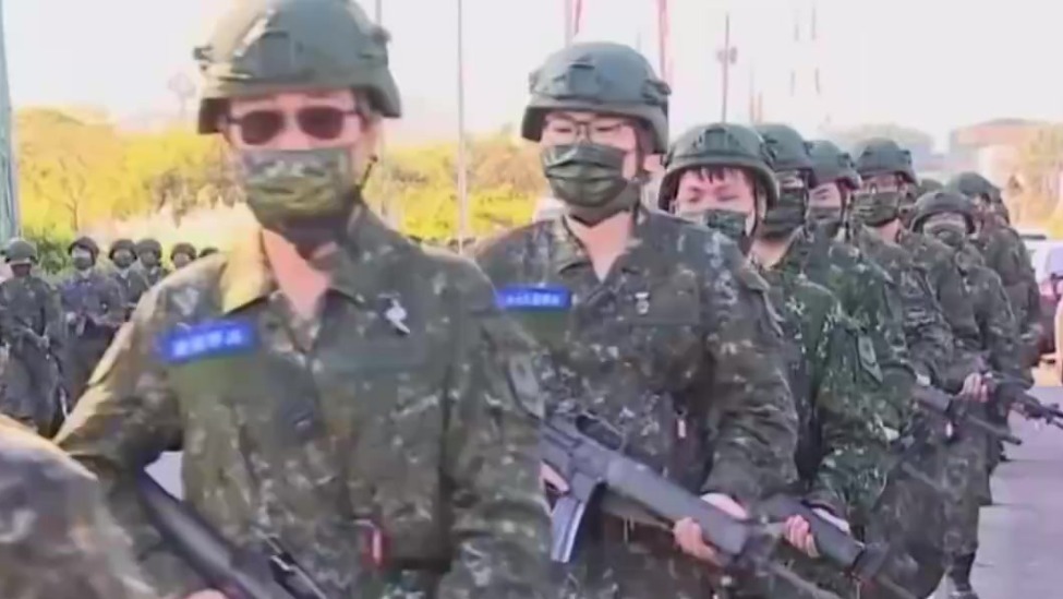 大批台军提前离营，赖当局不值得卖命，关键时刻，大陆送出两句话