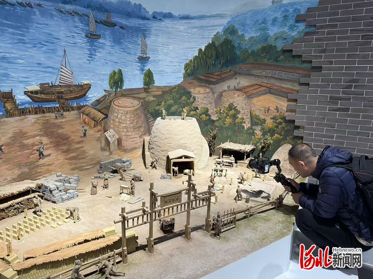 近日，在大运河贡砖博物馆，采风团成员在拍摄古代砖厂的微缩景观。 河北日报记者 王永晨摄