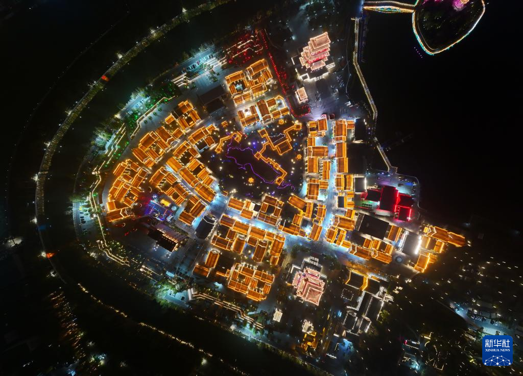 京杭大运河沧州段夜色（11月11日摄，无人机照片）。