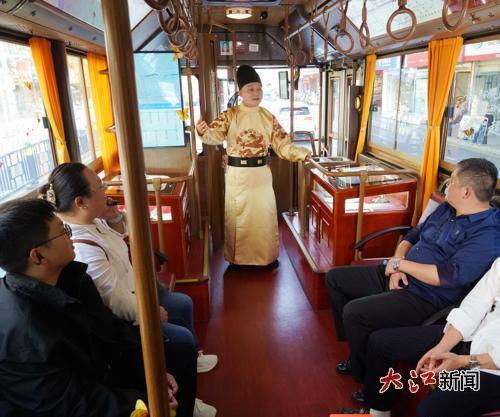 “滕王李元婴”化身讲解员，为乘客介绍历史典故。