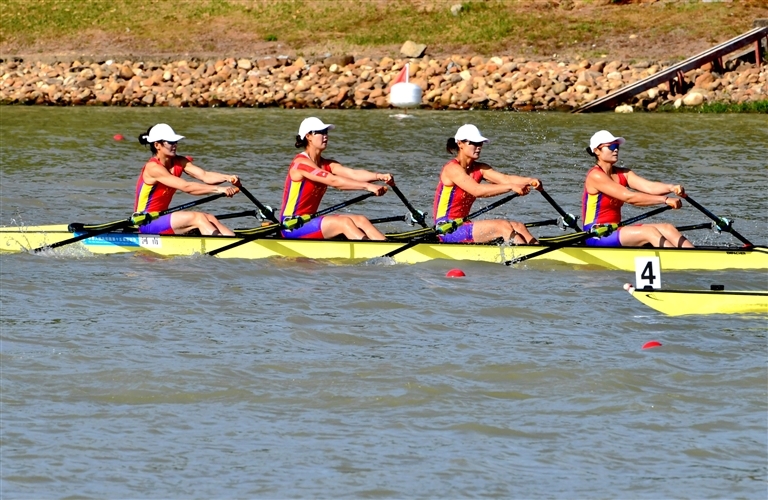 11月10日,第十五届全运会赛艇项目女子四人双桨决赛在广州举行,奥运冠军吕扬携手队友刘又菲、韩梦瑶、许盈盈,为河南代表团拿下本届全运会竞体比赛项目首枚金牌。 记者 邓放 摄