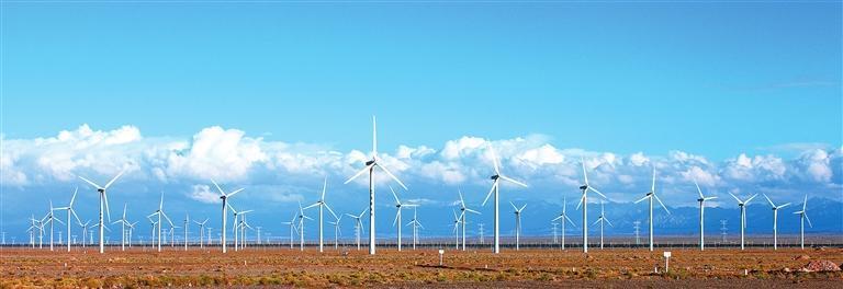 在河西走廊,由大型风电机组成的“白色森林”将无限“风光”源源不断地转化为“绿电”,输送到千家万户。