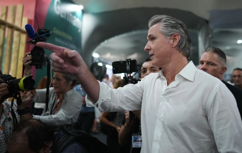 加州州长:我仍感到震惊,但不会照着他们的脸来一拳