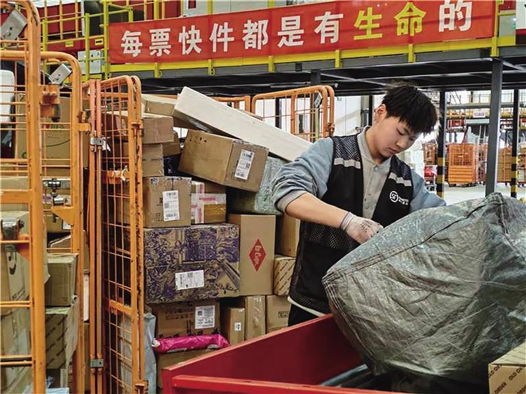 兰州物流企业依托智能与网络，让市民尽享高效便捷的物流服务。记者　周靖博　摄