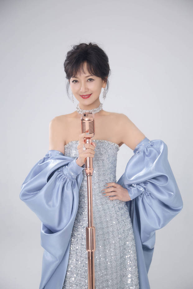 赵雅芝穿珍珠亮片抹胸裙优雅迷人！