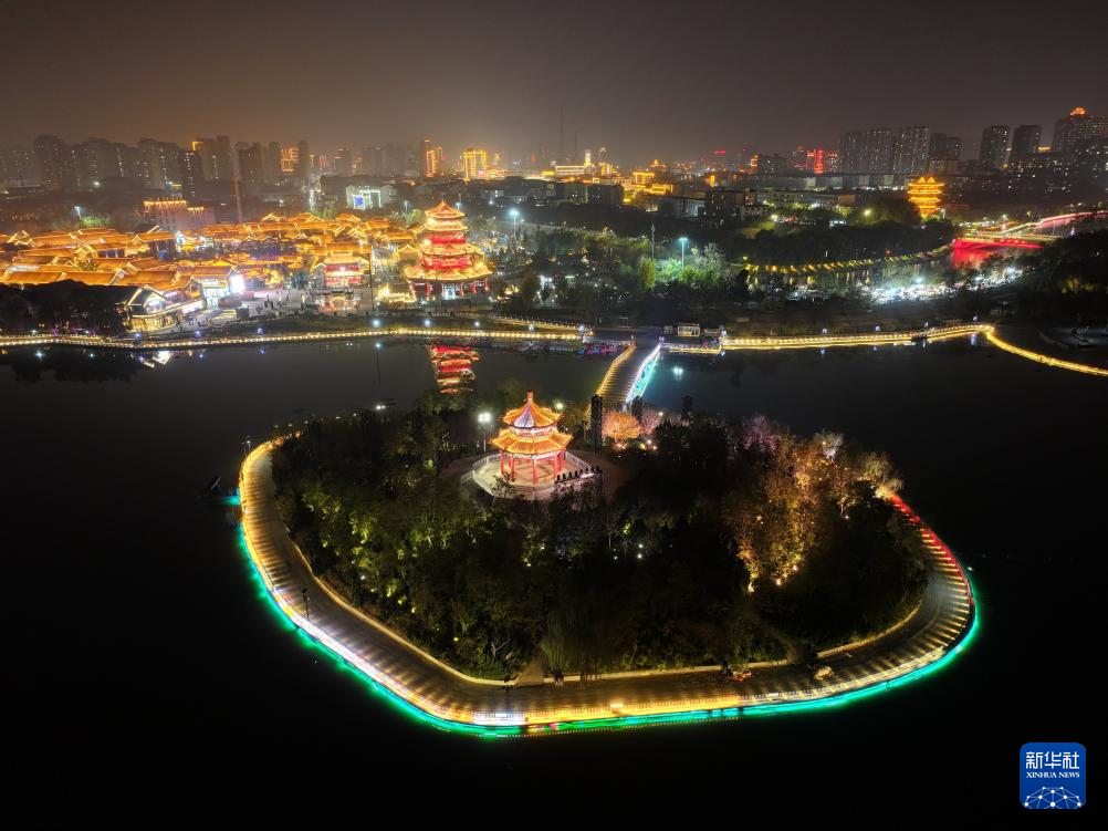 京杭大运河沧州段夜色（11月11日摄，无人机照片）。