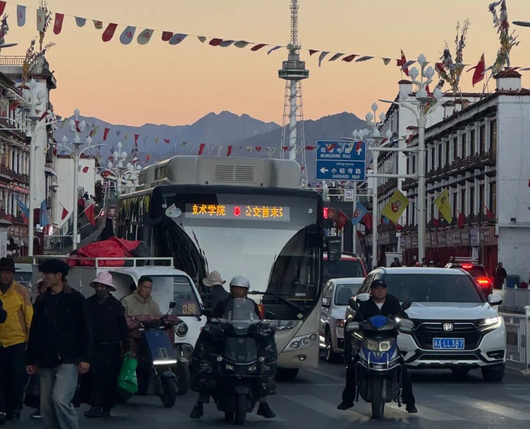 *2025年10月20日傍晚时分的拉萨城/向阳供图