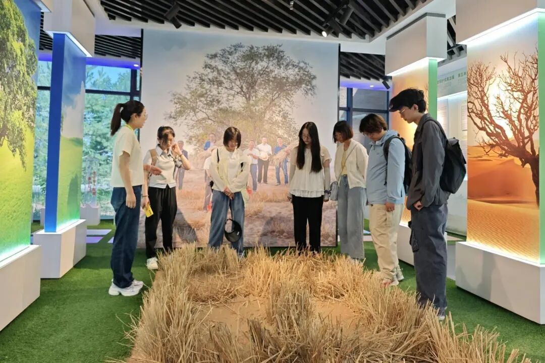 游客参观八步沙“两山”实践创新基地