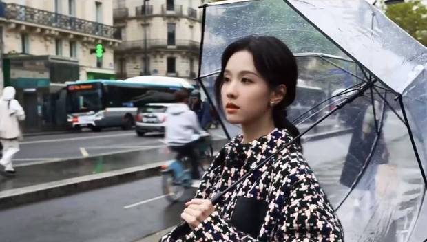 陈都灵雨中撑伞，气质温婉。