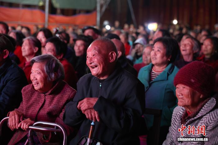 图为村民在现场看赣剧演出。中新社记者 刘占昆 摄