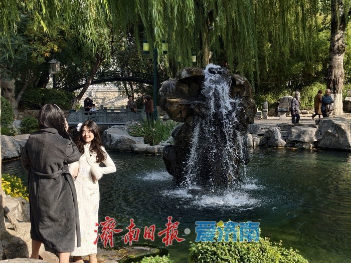 一年四季 泉在济南丨清泉汩汩映晴空，“月牙飞瀑”醉初冬