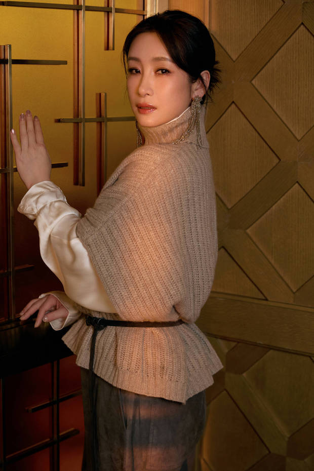 秦海璐侧颜精致，状态在线。