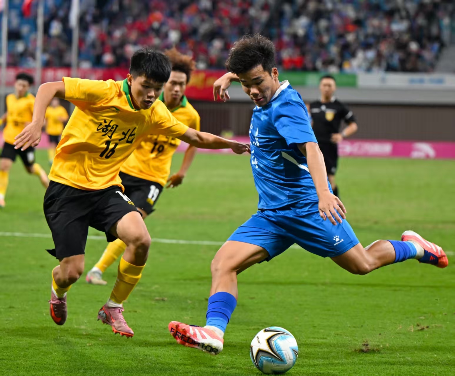 湖北队球员杨希（前左）和广东队球员李明杰在比赛中拼抢