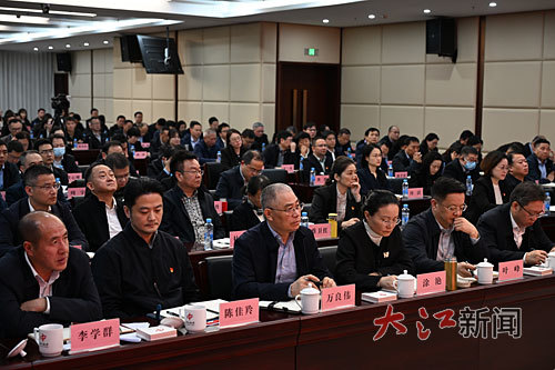 11月12日下午,学习贯彻党的二十届四中全会精神省委宣讲团报告会在江西出版传媒集团举行。陈 文摄