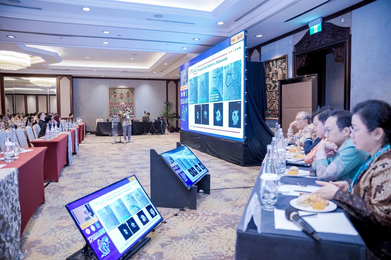 鹿岛由史教授在大会上发表专题演讲