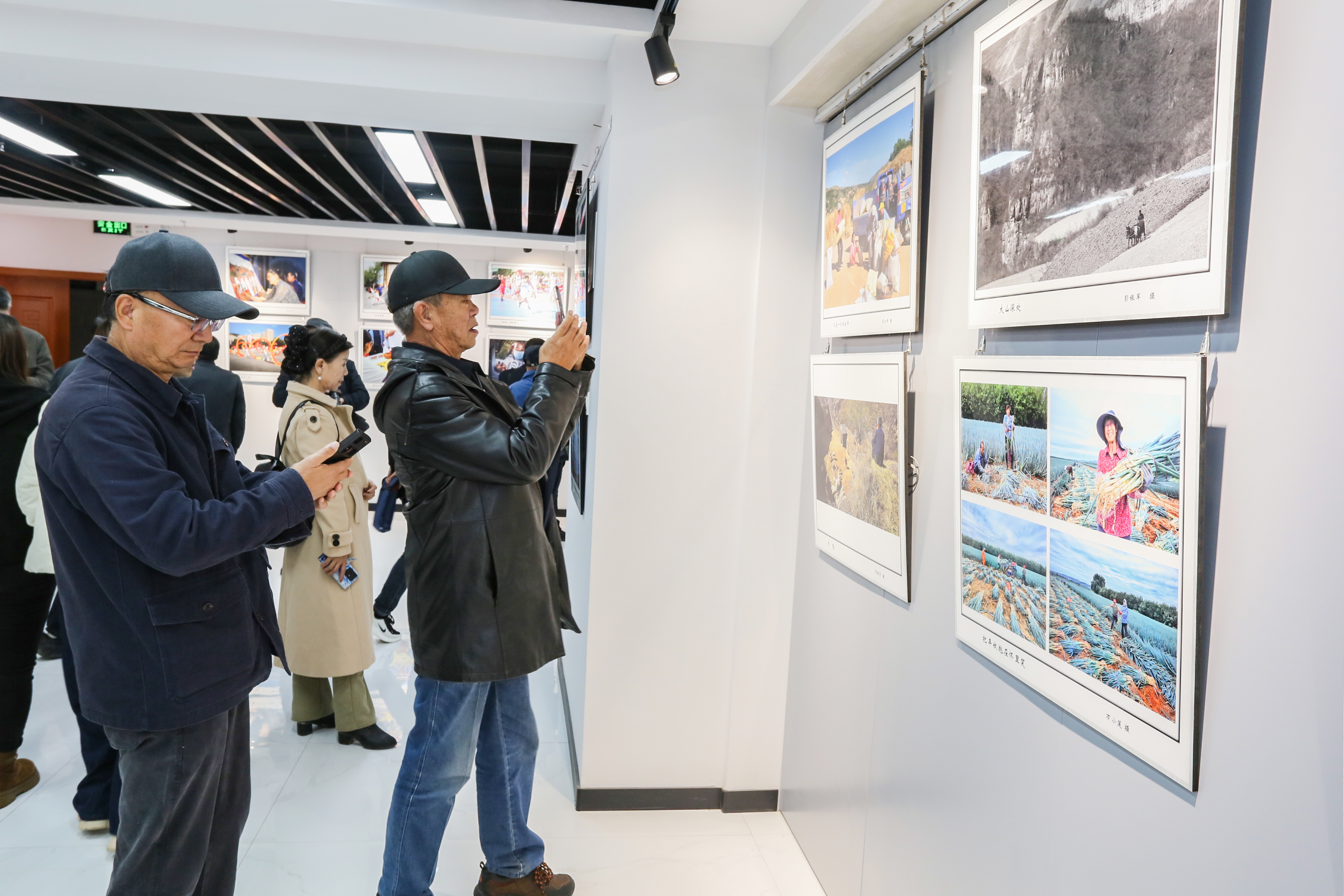 图4为摄影爱好者、市民及游客驻足观赏“聚焦镜头里的魅力崆峒”摄影作品展(崆峒区融媒体中心供图).jpg