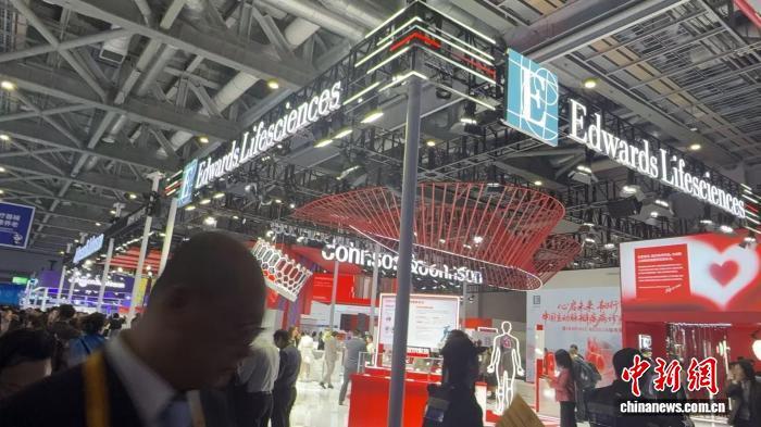 展区现场人头攒动　李秋莹　摄