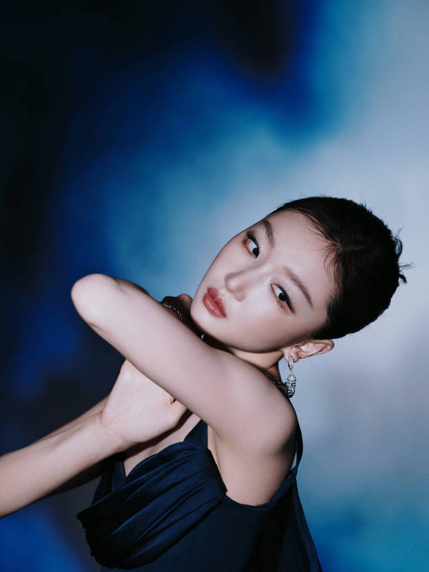 周冬雨眼神故事感十足。