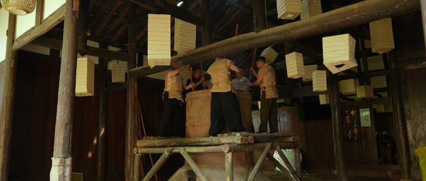 “草纸半成都”辉煌何来？央视《人文名镇》探寻平乐古法造纸千年回响