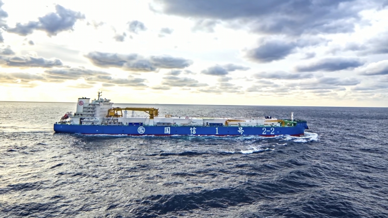 15万吨智慧渔业养殖工船“国信1号2-2”交付