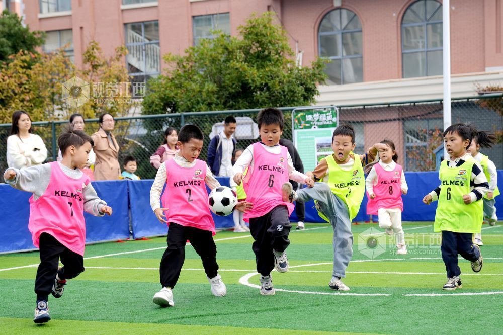 11月11日,一场以“萌娃遇卡通 运动趣无穷”为主题的亲子运动会在江西省宜春市上高县第二幼儿园举行。