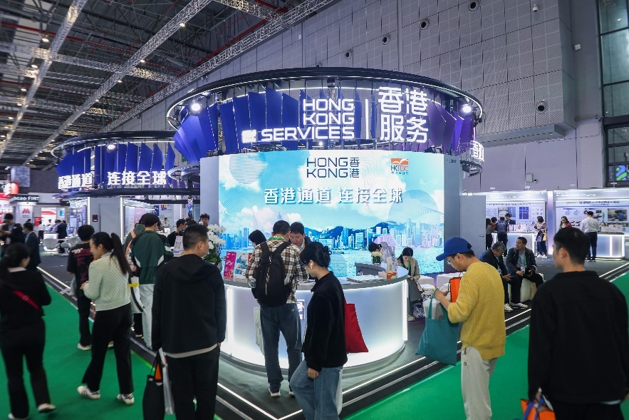 “香港服务业展馆”吸引不少内地及国际企业前来参观，寻找合作机会。