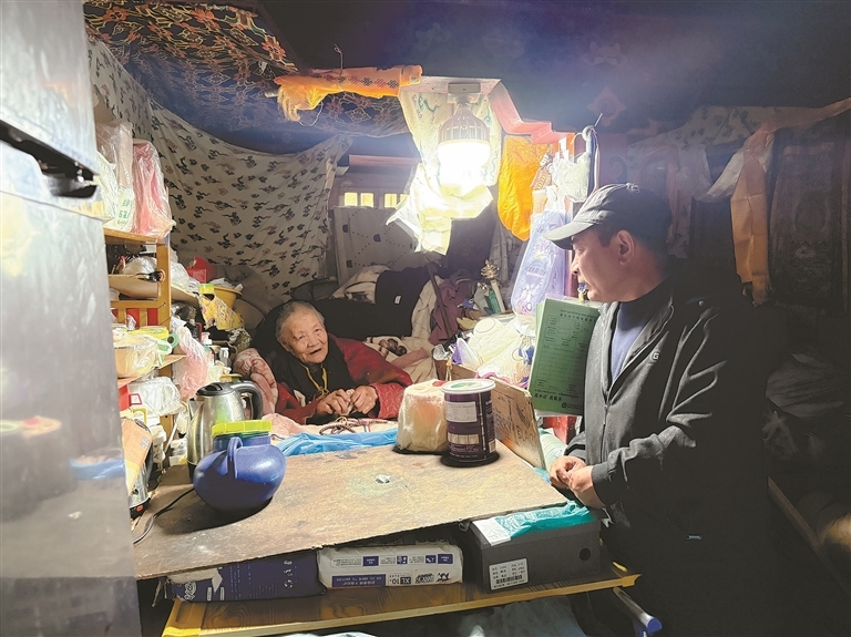 图为格桑扎西与根拉老人聊天。记者 文凤 摄