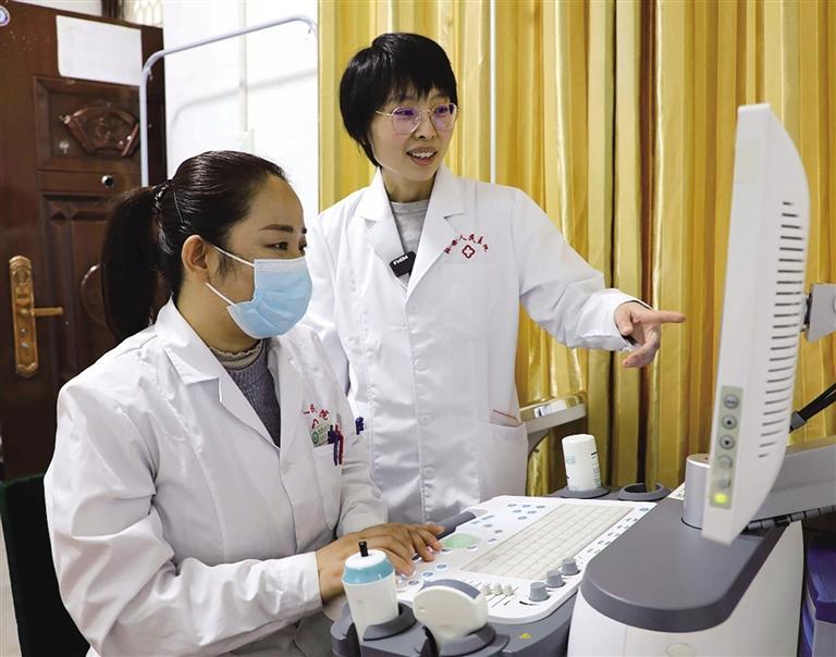 陈辰（右）与同事交流