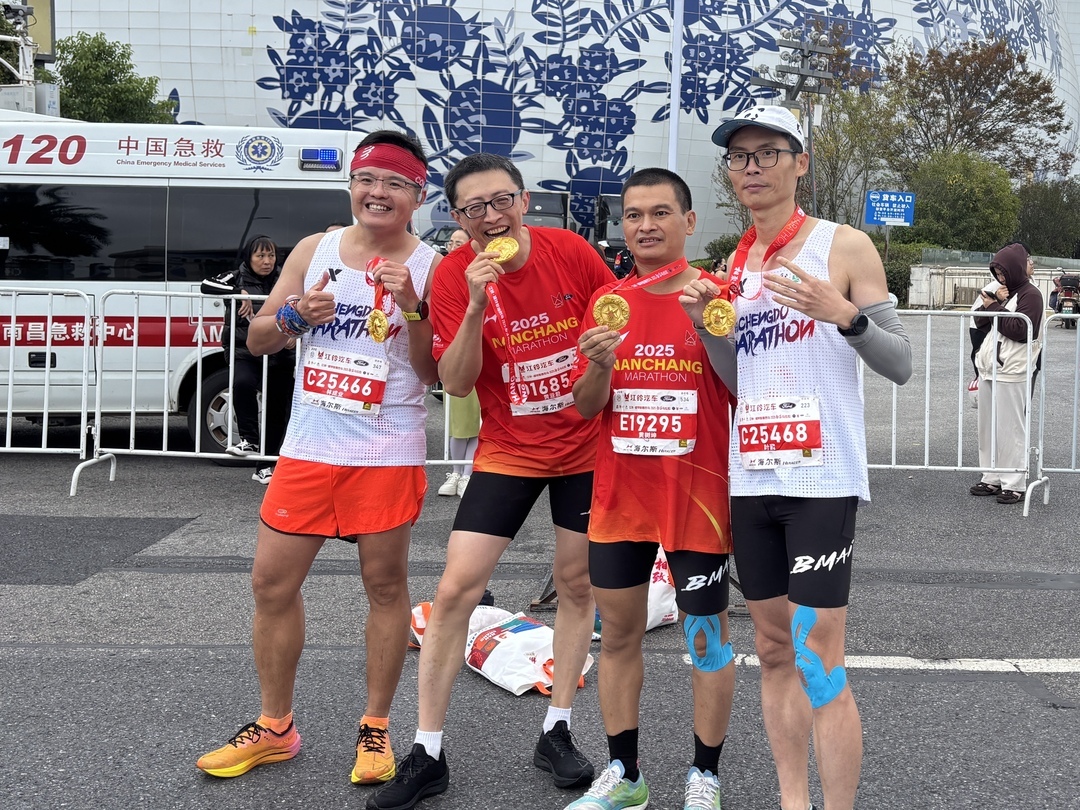 参赛者展示完赛奖牌（刘文琴 摄）