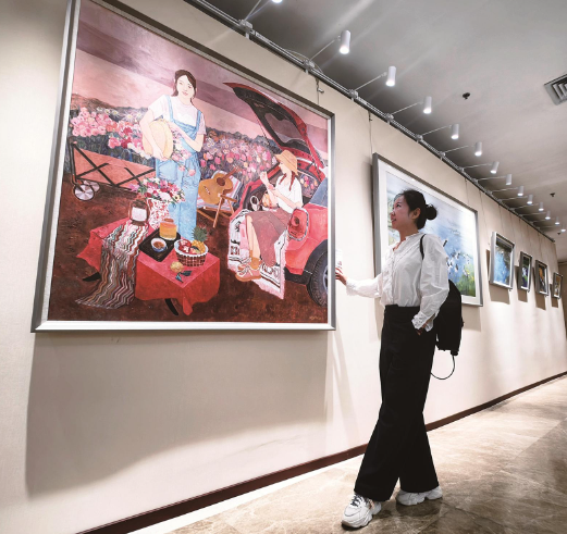 美术作品展吸引参观者目光。荀光辉 摄