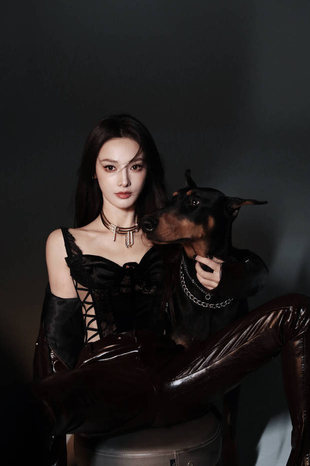 搜狐娱乐讯 近日，一组彭小苒的大片曝光，她一身黑色气场拉满。