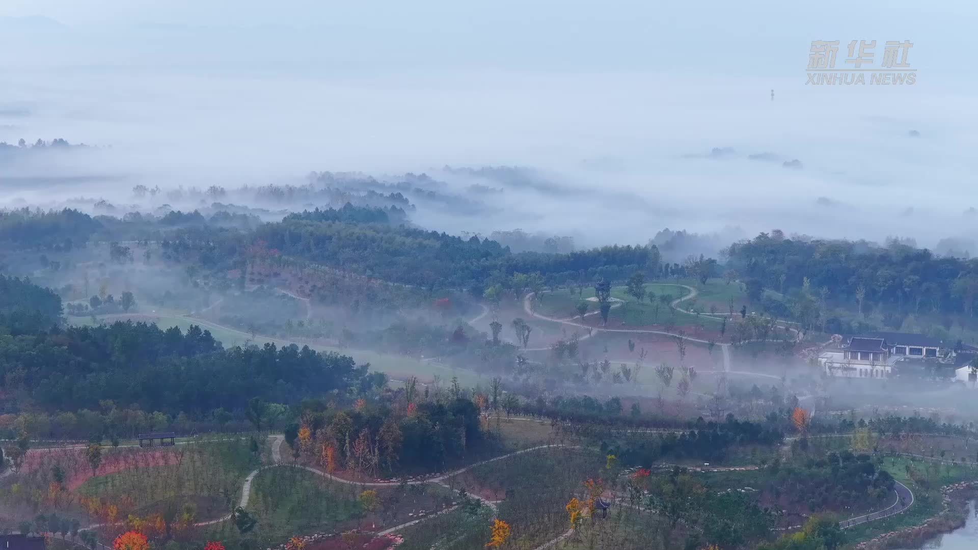 安徽池州：轻雾缭绕杏花村