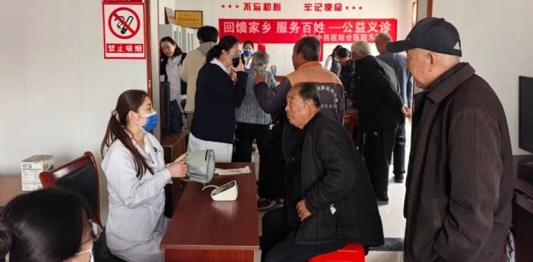 “回馈家乡 服务百姓”公益义诊走进盐山县李振隆村