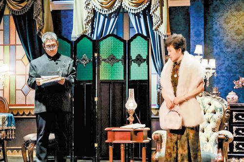 11月6日，银发研学团学员在只有红楼梦&middot;戏剧幻城的剧场内表演话剧。 本报记者 刘英摄