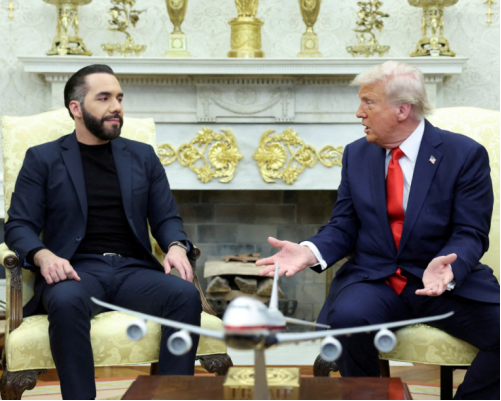 ▎美国总统唐纳德·特朗普于 2025 年 4 月 14 日在华盛顿白宫椭圆办公室会见了右翼政党领导人萨尔瓦多总统纳伊布·布克莱。(图源:路透社)