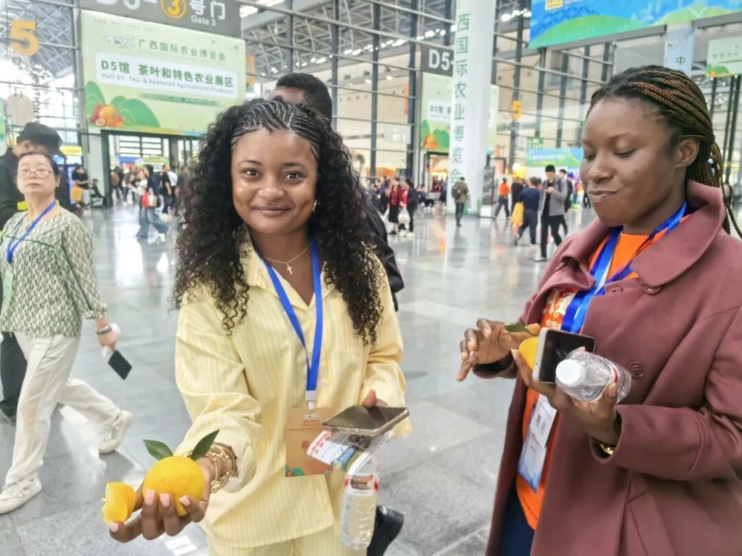 国外友人称赞象山红美人“好吃”。