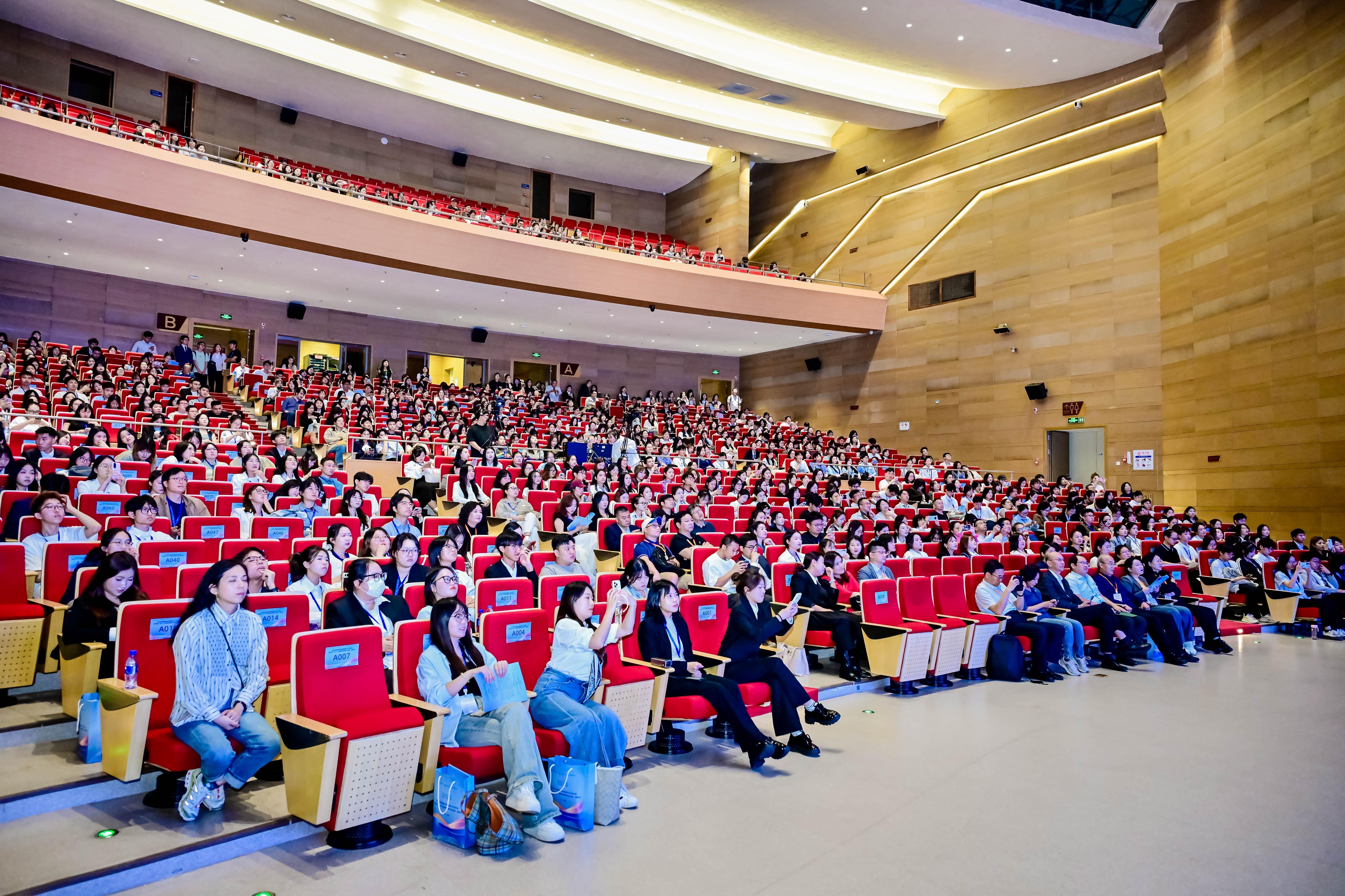 图9:第十届中国数据新闻大赛暨首届AIGC应用大赛决赛闭幕式现场