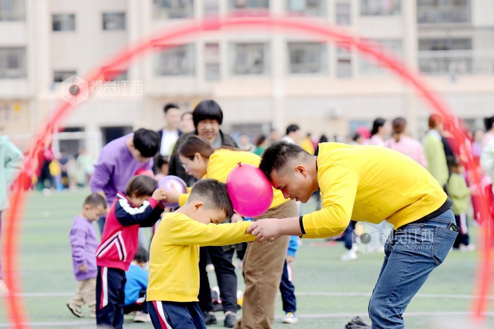 11月13日，一场以“欢乐总动员 亲子向前冲”为主题的亲子趣味运动会在江西省宜春市上高县第八幼儿园举行。