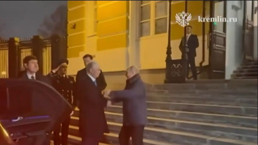 哈萨克斯坦总统访俄，晚宴结束后，普京与托卡耶夫握手拥抱话别