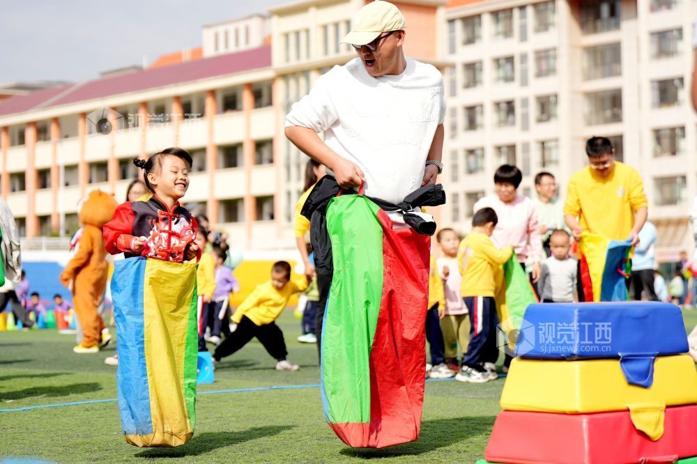 11月13日，一场以“欢乐总动员 亲子向前冲”为主题的亲子趣味运动会在江西省宜春市上高县第八幼儿园举行。