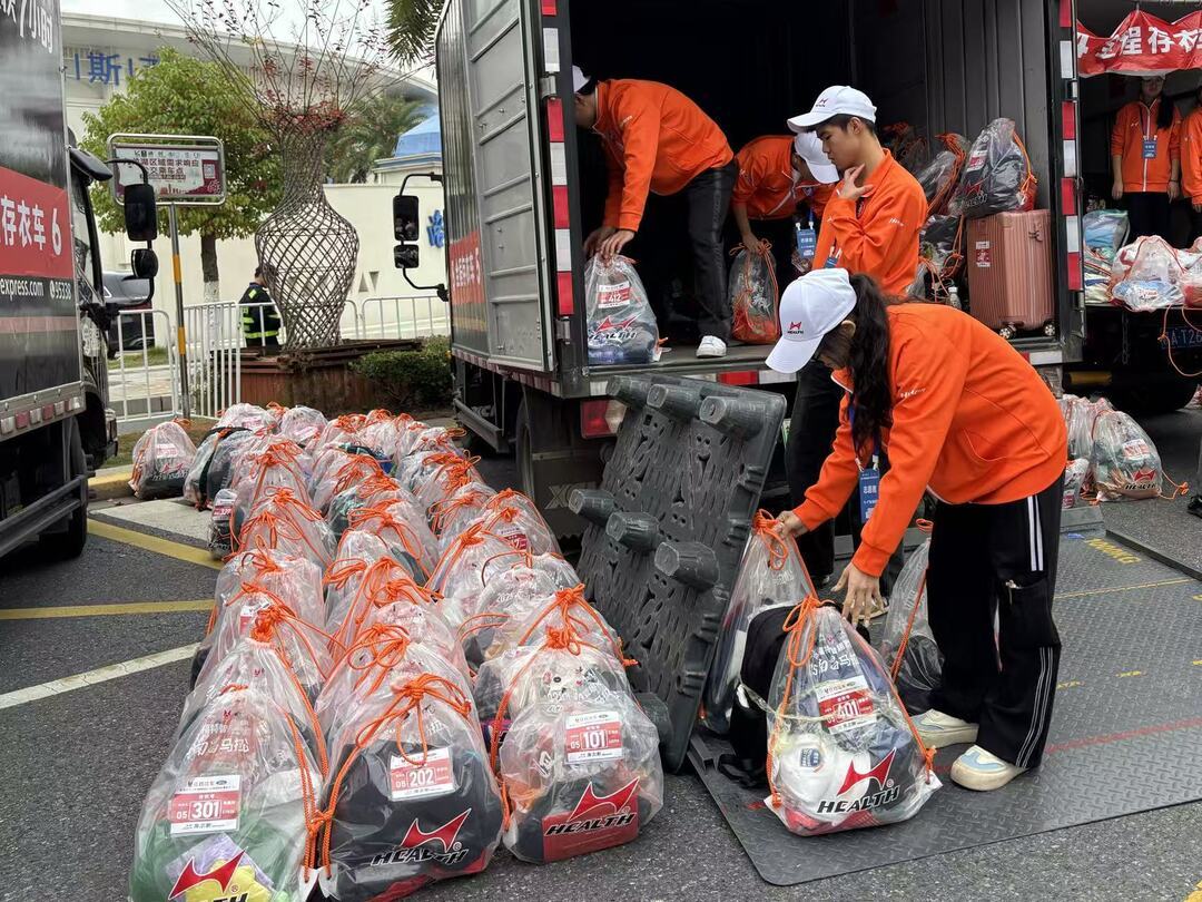 志愿者整理存衣包（刘文琴 摄）