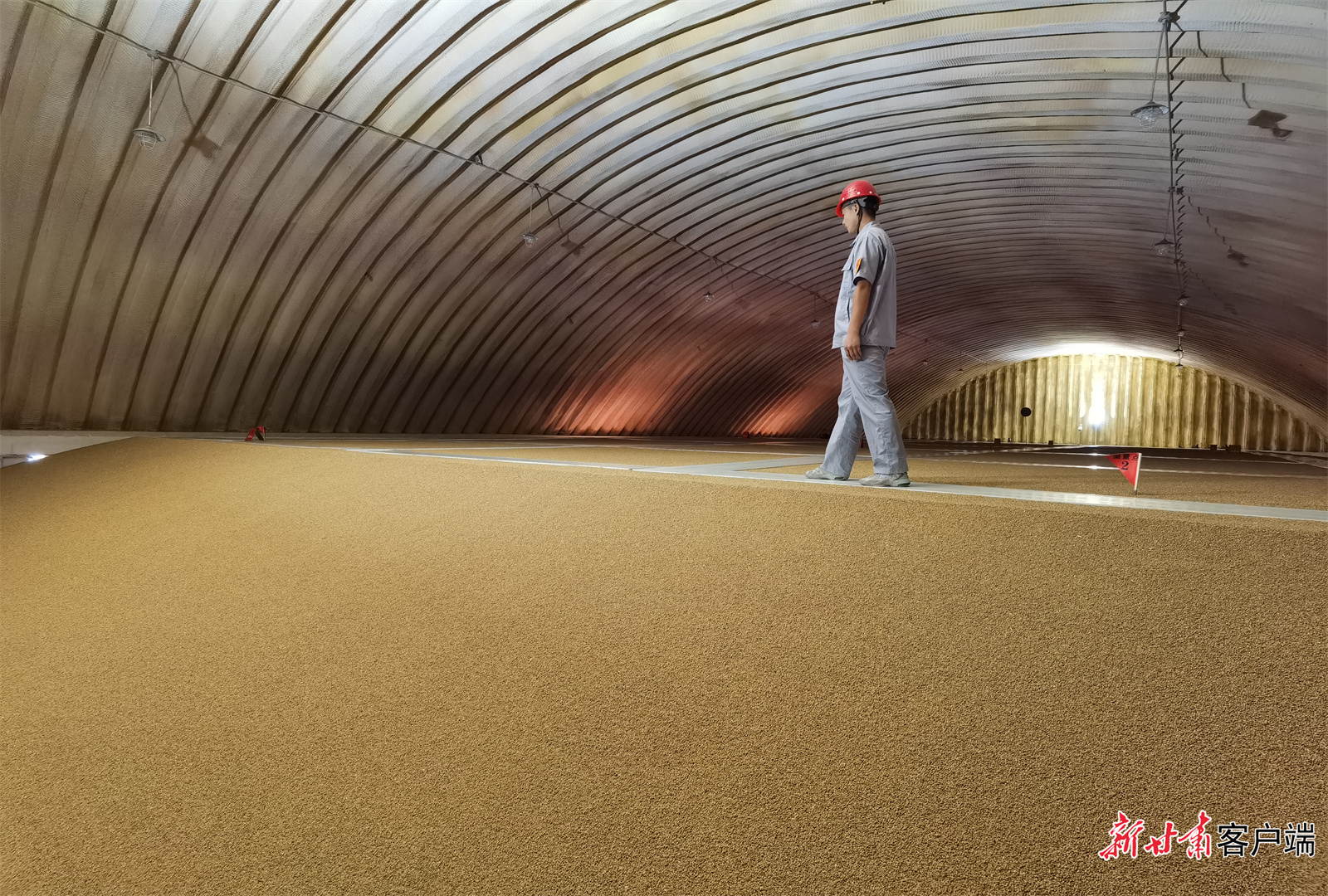 库管员在经技术改造的旧仓中巡检