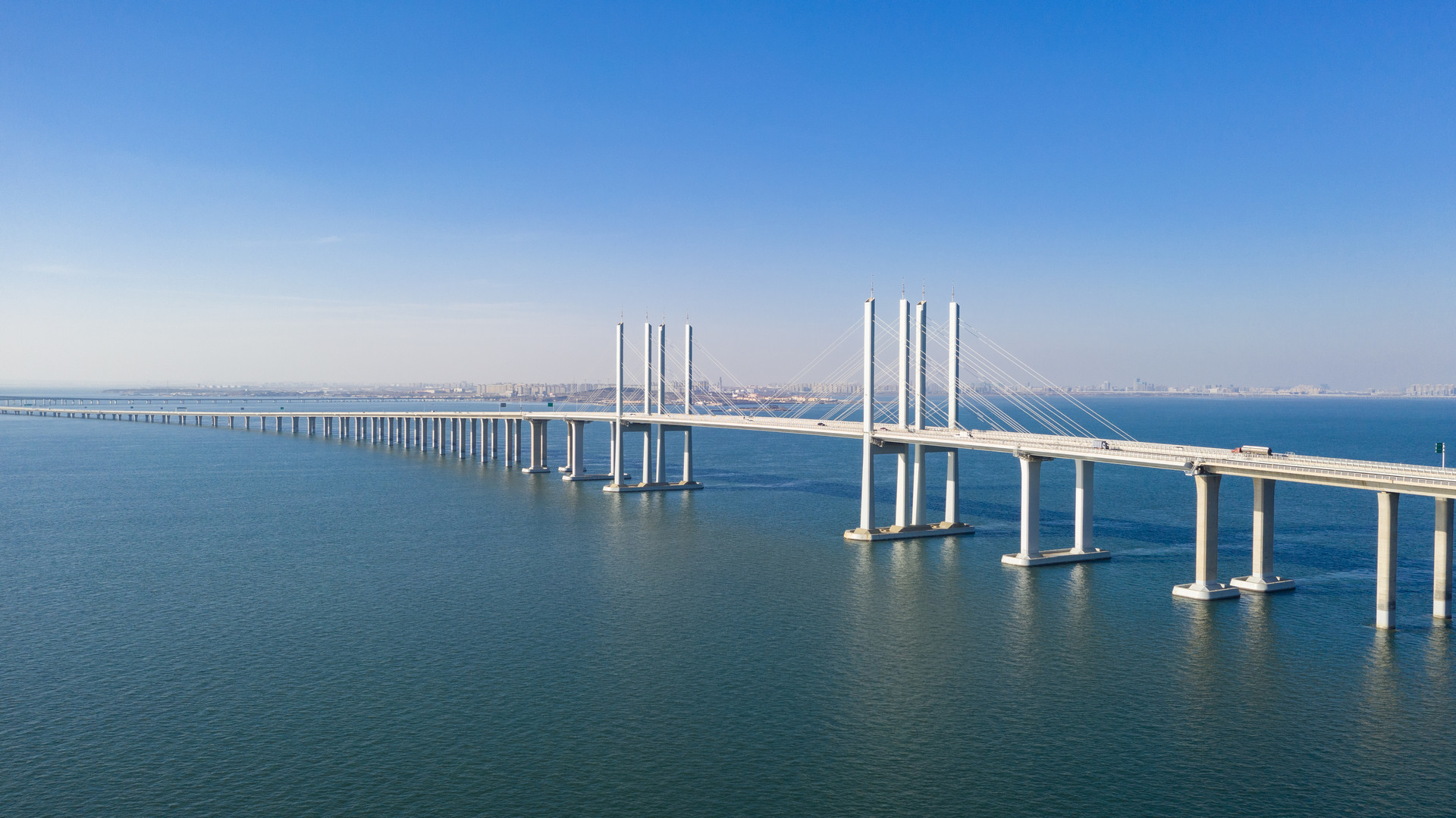 “海上穿越大桥”航线开航即火爆 成青岛海上旅游热点