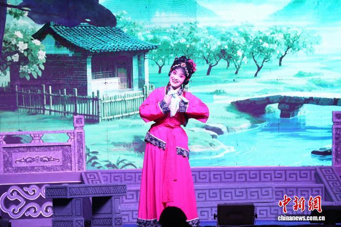 图为赣剧演员正在舞台上表演。中新社记者 刘占昆 摄